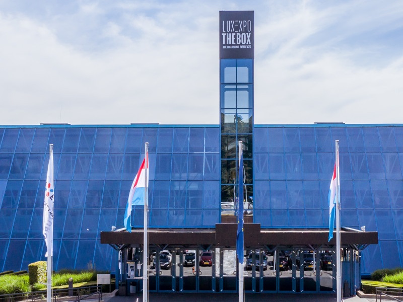 Maison de luxe vue de l'extérieur pendant une journée ensoleillée